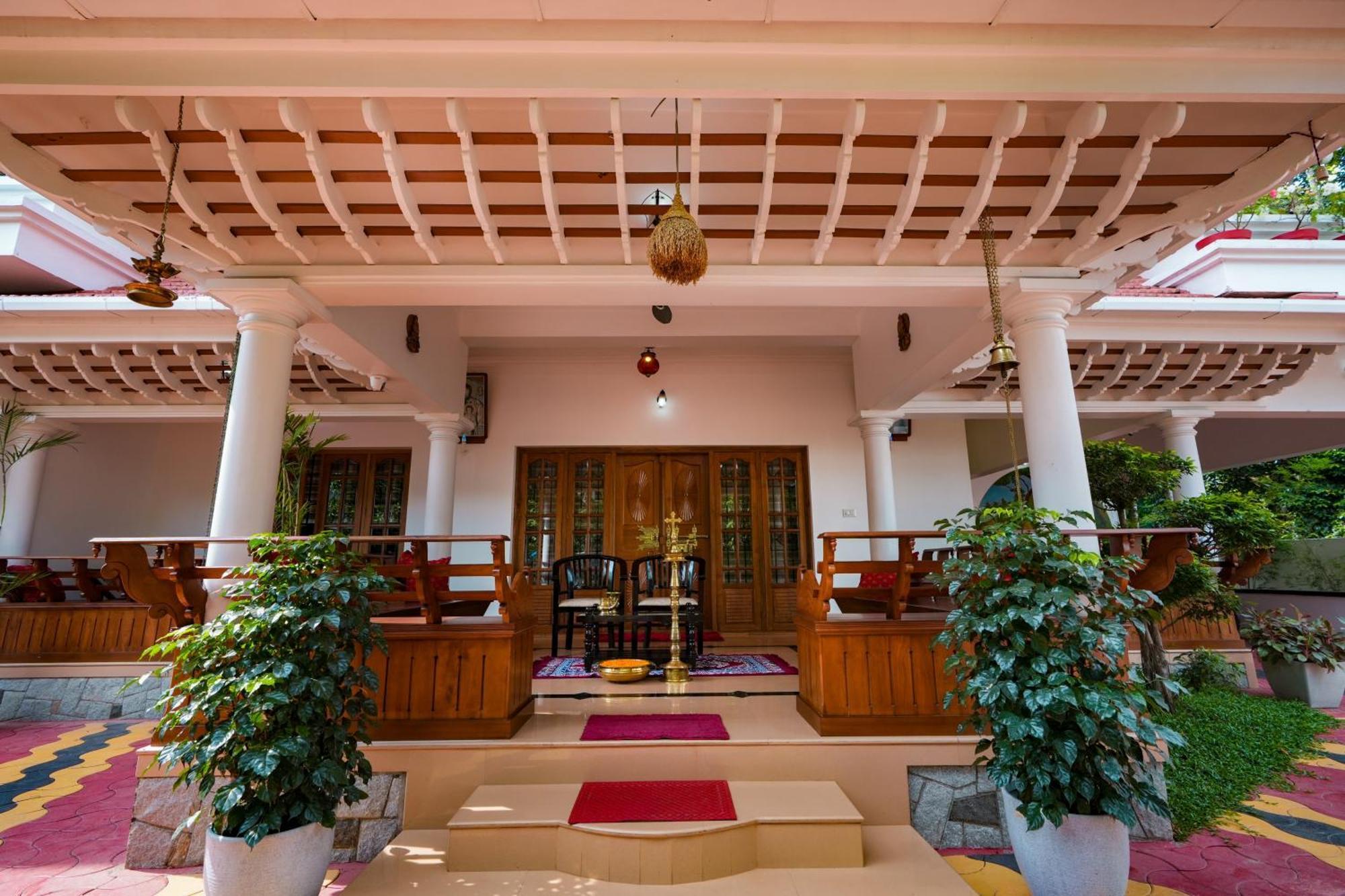 Parudeesa - Heavenly- Luxurious Palace Look-Near Cbd - Kerala - India With Breakfast Kaladi Экстерьер фото